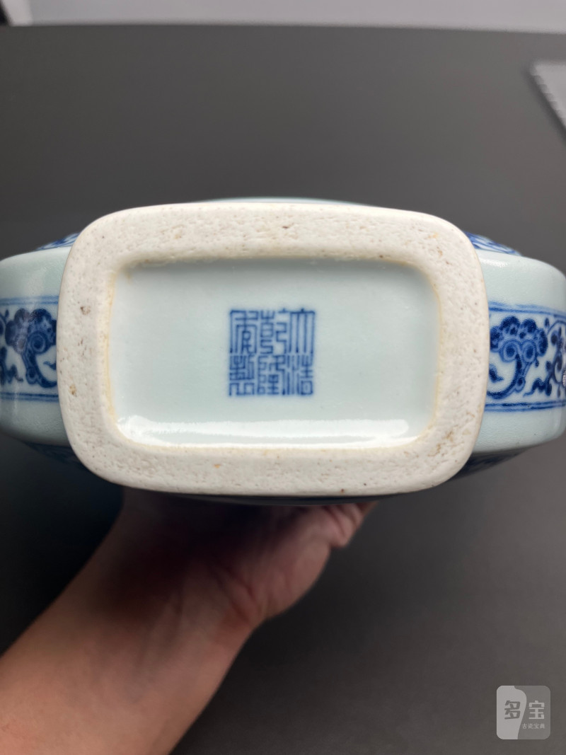 清乾隆  青花缠枝莲杏圆开光福寿纹双如意耳扁瓶 - 图30